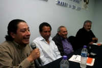 Laco Zepeda y Carlos Román durante la presentación del libro El Rey en Ácala, La Verdadera Historia de José Alfredo Jiménez de José Martínez Torres y Antonio Duran en la Universidad Autónoma de Chiapas.