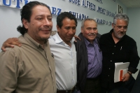 Laco Zepeda y Carlos Román durante la presentación del libro El Rey en Ácala, La Verdadera Historia de José Alfredo Jiménez de José Martínez Torres y Antonio Duran en la Universidad Autónoma de Chiapas.