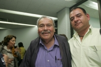 Laco Zepeda y Carlos Román durante la presentación del libro El Rey en Ácala, La Verdadera Historia de José Alfredo Jiménez de José Martínez Torres y Antonio Duran en la Universidad Autónoma de Chiapas.