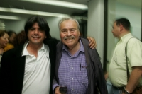 Laco Zepeda y Carlos Román durante la presentación del libro El Rey en Ácala, La Verdadera Historia de José Alfredo Jiménez de José Martínez Torres y Antonio Duran en la Universidad Autónoma de Chiapas.
