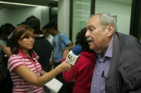 Laco Zepeda y Carlos Román durante la presentación del libro El Rey en Ácala, La Verdadera Historia de José Alfredo Jiménez de José Martínez Torres y Antonio Duran en la Universidad Autónoma de Chiapas.