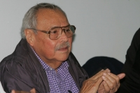 Laco Zepeda y Carlos Román durante la presentación del libro El Rey en Ácala, La Verdadera Historia de José Alfredo Jiménez de José Martínez Torres y Antonio Duran en la Universidad Autónoma de Chiapas.