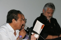 Laco Zepeda y Carlos Román durante la presentación del libro El Rey en Ácala, La Verdadera Historia de José Alfredo Jiménez de José Martínez Torres y Antonio Duran en la Universidad Autónoma de Chiapas.