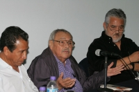Laco Zepeda y Carlos Román durante la presentación del libro El Rey en Ácala, La Verdadera Historia de José Alfredo Jiménez de José Martínez Torres y Antonio Duran en la Universidad Autónoma de Chiapas.