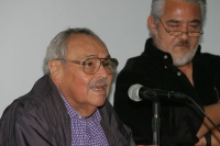 Laco Zepeda y Carlos Román durante la presentación del libro El Rey en Ácala, La Verdadera Historia de José Alfredo Jiménez de José Martínez Torres y Antonio Duran en la Universidad Autónoma de Chiapas.