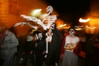 EL RECORRIDO DE LOS MUERTOS VIIVENTES EN LAS PRINCIPALES CALLES DE LA CIUDAD DE SAN CRISTOBAL LLAMA LA ATENCIONDE TURISTAS Y DE VISITANTES