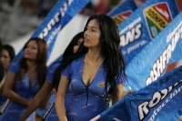 Las bellas porristas sonríen coquetamente a la lente durante el partido entre Jaguares de Chiapas y el Atlas
