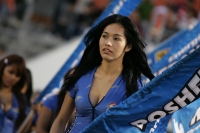 Las bellas porristas sonríen coquetamente a la lente durante el partido entre Jaguares de Chiapas y el Atlas