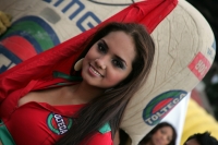 Las bellas porristas sonríen coquetamente a la lente durante el partido entre Jaguares de Chiapas y el Atlas
