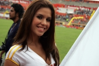 Las bellas porristas sonríen coquetamente a la lente durante el partido entre Jaguares de Chiapas y el Atlas