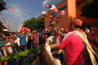 Martes 29 de mayo del 2018. Suchiapa. José Antonio Aguilar Bodegas, candidato de los partidos PRD, PAN y MC para el gobierno del estado de Chiapas convive con los danzantes tradicionales del Calalá esta tarde durante el inicio de la fiesta del Corpus en