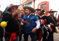 Martes 29 de mayo del 2018. Suchiapa. José Antonio Aguilar Bodegas, candidato de los partidos PRD, PAN y MC para el gobierno del estado de Chiapas convive con los danzantes tradicionales del Calalá esta tarde durante el inicio de la fiesta del Corpus en