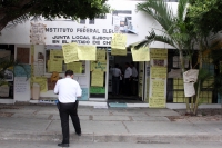 Miércoles 4 de julio del 2012. Tuxtla Gutiérrez, Chiapas. Bajo la mirada de las autoridades policiacas, los jóvenes estudiantes continúan acampando en las afueras del IFE para resguardar y vigilar el proceso pos-electoral en Chiapas.