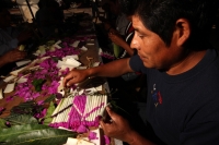 Martes 24 de abril del 2012. Preparando las ofrendas de San Marcos.