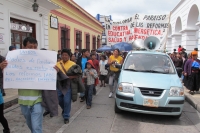 Sábado 26 de octubre del 2013. San Cristóbal de las Casas. Jubilados, colonos y padres de familia marchan en apoyo del movimiento magisterial este medio día por las avenidas de esta colonial ciudad.