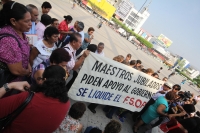 Lunes 13 de abril del 2015. Tuxtla Gutiérrez. Maestros jubilados protestan en las entradas del edificio de la administración estatal para exigir que les sean entregados los recursos del fondo de pensiones que Chiapas les adeuda. Lunes 13 de abril del 2015. Tuxtla Gutiérrez. Maestros jubilados protestan en las entradas del edificio de la administración estatal para exigir que les sean entregados los recursos del fondo de pensiones que Chiapas les adeuda.