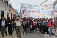 Sábado 26 de octubre del 2013. San Cristóbal de las Casas. Jubilados, colonos y padres de familia marchan en apoyo del movimiento magisterial este medio día por las avenidas de esta colonial ciudad.