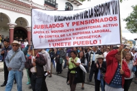 Sábado 26 de octubre del 2013. San Cristóbal de las Casas. Jubilados, colonos y padres de familia marchan en apoyo del movimiento magisterial este medio día por las avenidas de esta colonial ciudad.