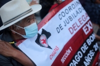 20240220. Tuxtla. Maestros jubilados exigen el pago de pensiones en las calles de la ciudad.