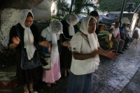 Esta tarde llueve en la ciudad; varios indígenas cantan con pasión un futuro que es incierto. Vendrá el Armagedon mientras que un sacerdote lava los pies a varios jóvenes vestidos con sabanas. Esta tarde es Jueves Santo. Esta tarde la ciudad continua movi