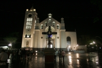 Esta tarde llueve en la ciudad; varios indígenas cantan con pasión un futuro que es incierto. Vendrá el Armagedon mientras que un sacerdote lava los pies a varios jóvenes vestidos con sabanas. Esta tarde es Jueves Santo. Esta tarde la ciudad continua movi