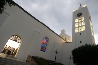 Esta tarde llueve en la ciudad; varios indígenas cantan con pasión un futuro que es incierto. Vendrá el Armagedon mientras que un sacerdote lava los pies a varios jóvenes vestidos con sabanas. Esta tarde es Jueves Santo. Esta tarde la ciudad continua movi