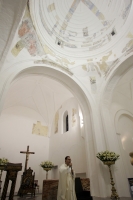 Esta tarde llueve en la ciudad; varios indígenas cantan con pasión un futuro que es incierto. Vendrá el Armagedon mientras que un sacerdote lava los pies a varios jóvenes vestidos con sabanas. Esta tarde es Jueves Santo. Esta tarde la ciudad continua movi
