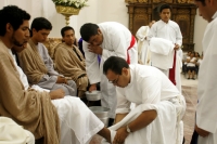 Esta tarde llueve en la ciudad; varios indígenas cantan con pasión un futuro que es incierto. Vendrá el Armagedon mientras que un sacerdote lava los pies a varios jóvenes vestidos con sabanas. Esta tarde es Jueves Santo. Esta tarde la ciudad continua movi