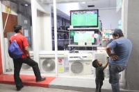Domingo 6 de mayo del 2012. Varios transeúntes observan los partidos de fut bol en aparadores de tiendas de electrodomésticos mientras se transmite el debate de los candidatos a la presidencia de México.