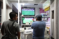 Domingo 6 de mayo del 2012. Varios transeúntes observan los partidos de fut bol en aparadores de tiendas de electrodomésticos mientras se transmite el debate de los candidatos a la presidencia de México.