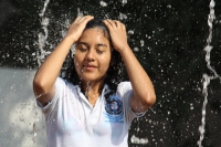 Jueves 24 de febrero. Los jóvenes de la ciudad de Tuxtla Gutiérrez aprovechan las fuentes de los parques para refrescarse del fuerte calor de las últimas horas.