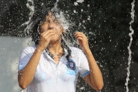 Jueves 24 de febrero. Los jóvenes de la ciudad de Tuxtla Gutiérrez aprovechan las fuentes de los parques para refrescarse del fuerte calor de las últimas horas.
