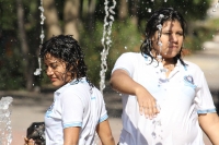 Jueves 24 de febrero. Los jóvenes de la ciudad de Tuxtla Gutiérrez aprovechan las fuentes de los parques para refrescarse del fuerte calor de las últimas horas.