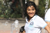 Jueves 24 de febrero. Los jóvenes de la ciudad de Tuxtla Gutiérrez aprovechan las fuentes de los parques para refrescarse del fuerte calor de las últimas horas.