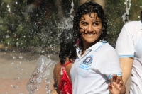 Jueves 24 de febrero. Los jóvenes de la ciudad de Tuxtla Gutiérrez aprovechan las fuentes de los parques para refrescarse del fuerte calor de las últimas horas.