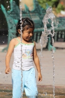 Jueves 24 de febrero. Los jóvenes de la ciudad de Tuxtla Gutiérrez aprovechan las fuentes de los parques para refrescarse del fuerte calor de las últimas horas.