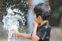 Jueves 24 de febrero. Los jóvenes de la ciudad de Tuxtla Gutiérrez aprovechan las fuentes de los parques para refrescarse del fuerte calor de las últimas horas.