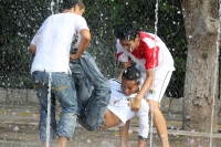 Jueves 24 de febrero. Los jóvenes de la ciudad de Tuxtla Gutiérrez aprovechan las fuentes de los parques para refrescarse del fuerte calor de las últimas horas.