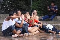 Jueves 24 de febrero. Los jóvenes de la ciudad de Tuxtla Gutiérrez aprovechan las fuentes de los parques para refrescarse del fuerte calor de las últimas horas.