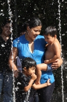 Jueves 24 de febrero. Los jóvenes de la ciudad de Tuxtla Gutiérrez aprovechan las fuentes de los parques para refrescarse del fuerte calor de las últimas horas.