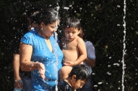 Jueves 24 de febrero. Los jóvenes de la ciudad de Tuxtla Gutiérrez aprovechan las fuentes de los parques para refrescarse del fuerte calor de las últimas horas.