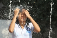Jueves 24 de febrero. Los jóvenes de la ciudad de Tuxtla Gutiérrez aprovechan las fuentes de los parques para refrescarse del fuerte calor de las últimas horas.