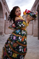 Martes 6 de enero del 2014. Chiapa de Corzo. Las Chiapanecas vestida de tul y lino, de negro y coloridas flores, acompañan a los danzantes Parachicos durante la Fiesta Grande de Enero con la elegante belleza de las mujeres de la ribera del rio Grijalva y  Martes 6 de enero del 2014. Chiapa de Corzo. Las Chiapanecas vestida de tul y lino, de negro y coloridas flores, acompañan a los danzantes Parachicos durante la Fiesta Grande de Enero con la elegante belleza de las mujeres de la ribera del rio Grijalva y