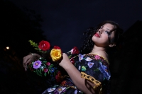 Martes 6 de enero del 2014. Chiapa de Corzo. Las Chiapanecas vestida de tul y lino, de negro y coloridas flores, acompañan a los danzantes Parachicos durante la Fiesta Grande de Enero con la elegante belleza de las mujeres de la ribera del rio Grijalva y 