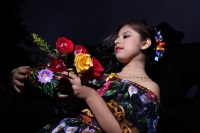 Martes 6 de enero del 2014. Chiapa de Corzo. Las Chiapanecas vestida de tul y lino, de negro y coloridas flores, acompañan a los danzantes Parachicos durante la Fiesta Grande de Enero con la elegante belleza de las mujeres de la ribera del rio Grijalva y  Martes 6 de enero del 2014. Chiapa de Corzo. Las Chiapanecas vestida de tul y lino, de negro y coloridas flores, acompañan a los danzantes Parachicos durante la Fiesta Grande de Enero con la elegante belleza de las mujeres de la ribera del rio Grijalva y