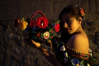 Martes 6 de enero del 2014. Chiapa de Corzo. Las Chiapanecas vestida de tul y lino, de negro y coloridas flores, acompañan a los danzantes Parachicos durante la Fiesta Grande de Enero con la elegante belleza de las mujeres de la ribera del rio Grijalva y 