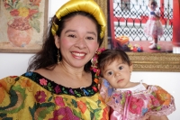Martes 20 de enero del 2014. Chiapa de Corzo. La Mujer Chiapaneca. Las bellas mujeres de la comunidad ribereña son el motor y alegría de la Fiesta Gran de Enero, acompañando la danza de los Parachicos o retomando su femenina posición en las danzas de las 