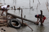 Lunes 2 de junio del 2014. Pescadería La gloría, Arriaga. Pobladores de las comunidades de la costa de Chiapas se preparan para recibir las lluvias de la depresión tropical número 2 en las próximas horas.