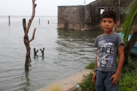 Lunes 2 de junio del 2014. Pescadería La gloría, Arriaga. Pobladores de las comunidades de la costa de Chiapas se preparan para recibir las lluvias de la depresión tropical número 2 en las próximas horas.
