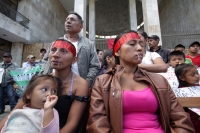 Jueves 27 de noviembre del 2014. Tuxtla Gutiérrez. Dos mujeres más se suturan los labios eta mañana para continuar la huelga de hambre que mantienen en las entradas del congreso de Chiapas exigiendo la libertad de un campesino de una comunidad de Ixtapa